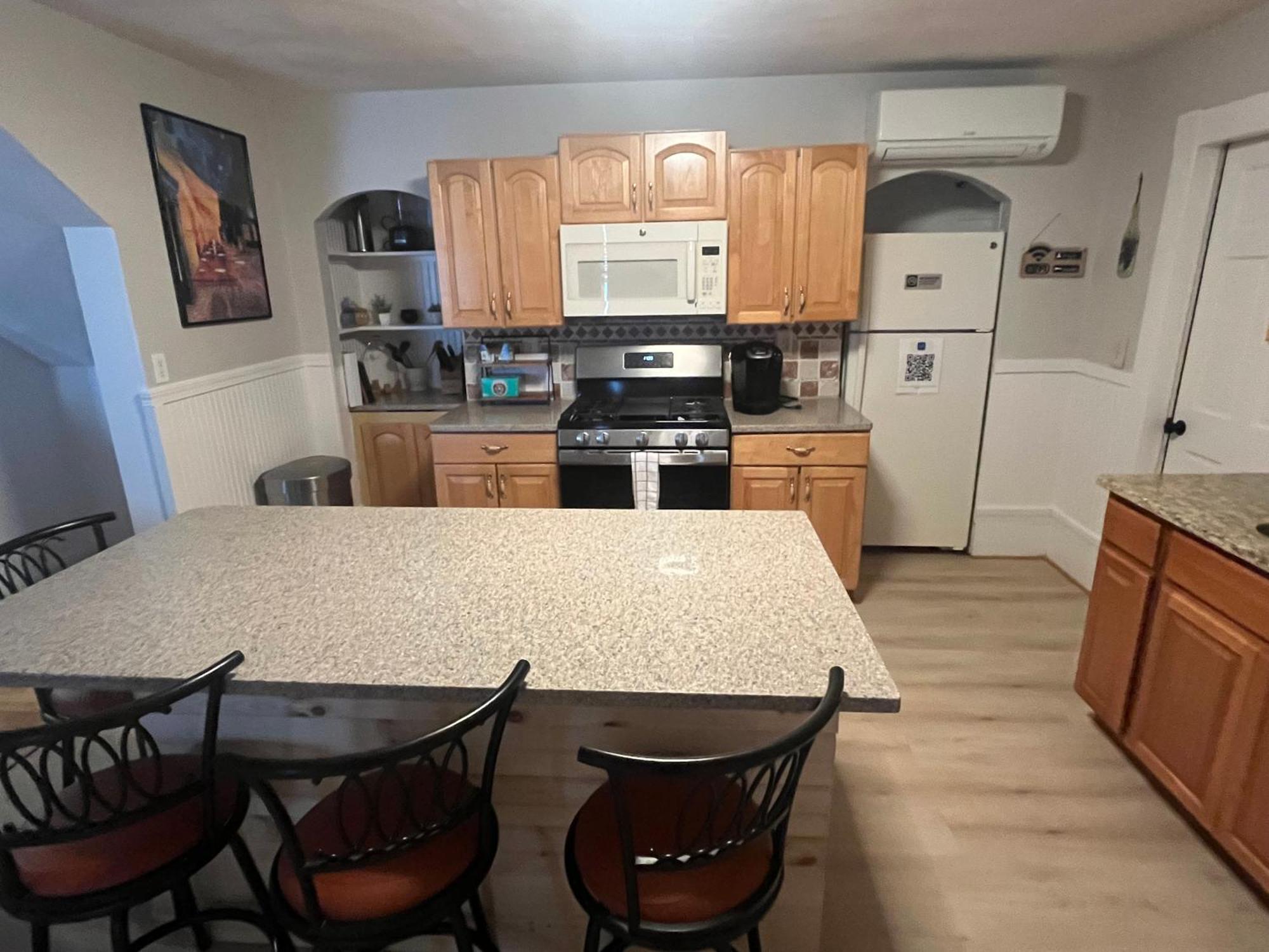 New! Family-friendly Getaway -1 Mi To Dtwn Salem! Apartment