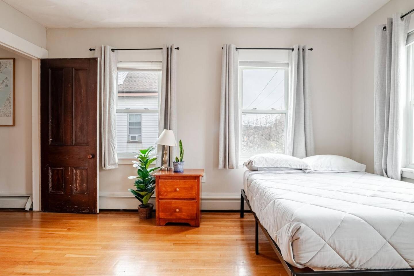 New! Family-friendly Getaway -1 Mi To Dtwn Salem! Apartment *