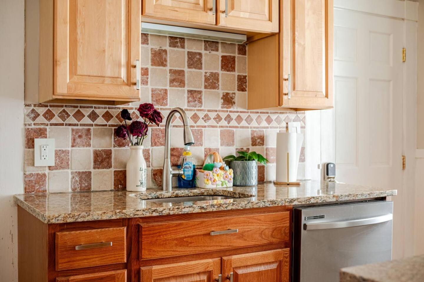 New! Family-friendly Getaway -1 Mi To Dtwn Salem! Apartment Salem