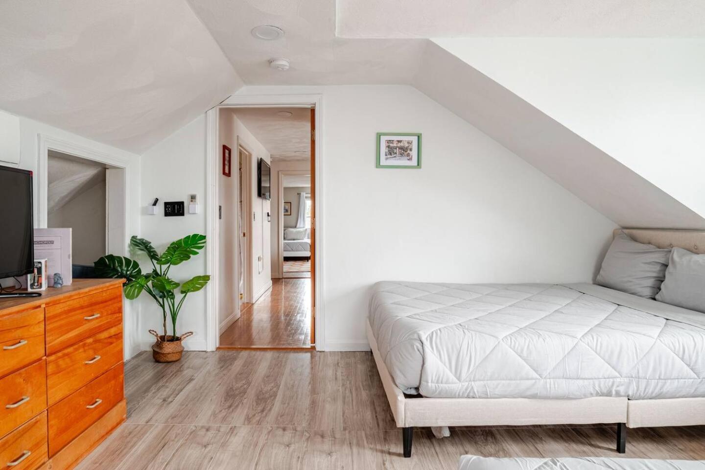New! Family-friendly Getaway -1 Mi To Dtwn Salem! Apartment
