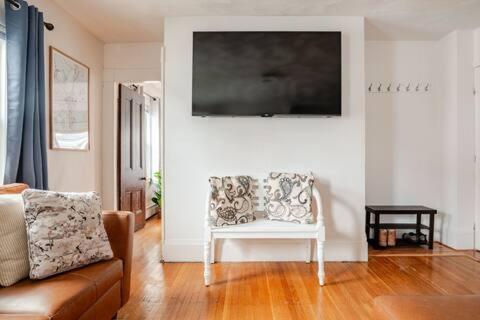 New! Family-friendly Getaway -1 Mi To Dtwn Salem! Apartment *